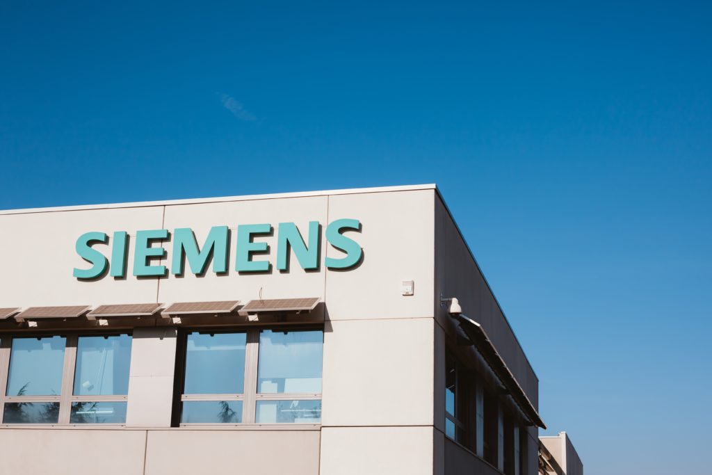 Siemens verdreifacht Quartalsgewinn und hebt Prognose an