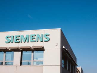 Siemens verdreifacht Quartalsgewinn und hebt Prognose an