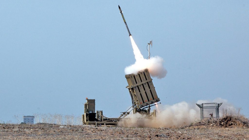 Iron Dome - Bild: Israel Defense Forces and Nehemiya Gershuni-Aylho נחמיה גרשוני-איילהו (see also https://he.wikipedia.org/wiki/%D7%A7%D7%95%D7%91%D7%A5:Flickr-IDF-IronDome-in-action001.jpg ), CC BY-SA 3.0, via Wikimedia Commons