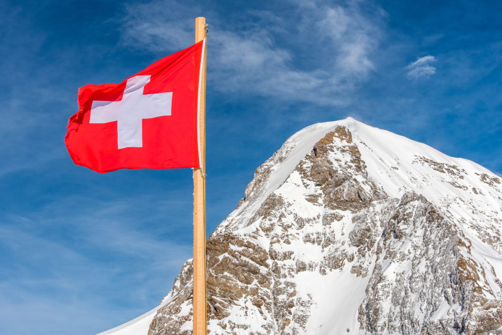 Schweizer Flagge - Bild: travelopher via Twenty20