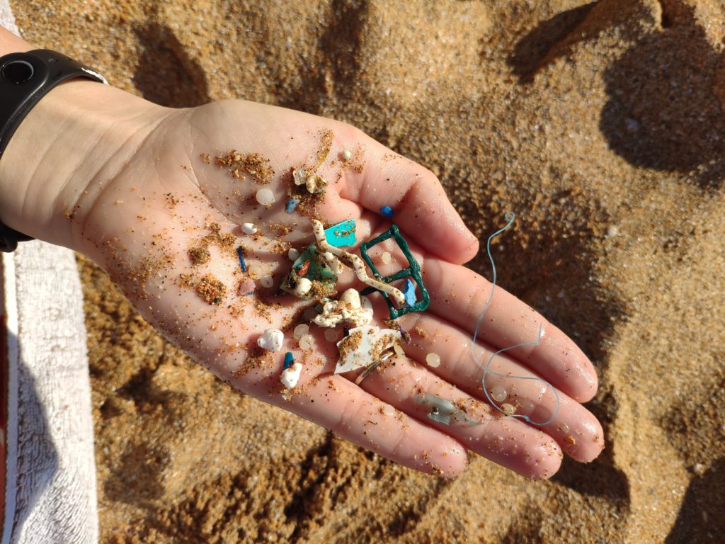 Tonnen kleinster Plastikteilchen verschmutzen Strand in Sri Lanka