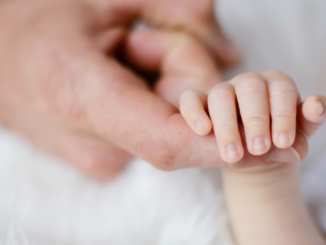 Elterngeld 2022: Väteranteil steigt weiter – Frauen beziehen mit durchschnittlich 14,6 Monaten nach wie vor wesentlich länger Elterngeld