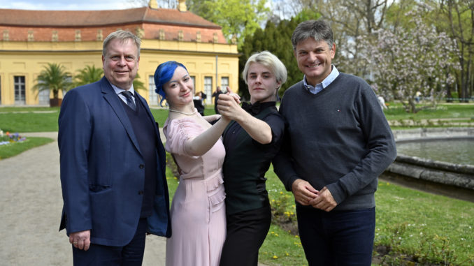 FAU-Präsident Joachim Hornegger (rechts), Gerhard Scherger, Geschäftsführer der FAU gGmbH (links), zusammen mit einem Tanzpaar der Tanzschule Rupprecht Gillet. Bild: FAU/Harald Sippel