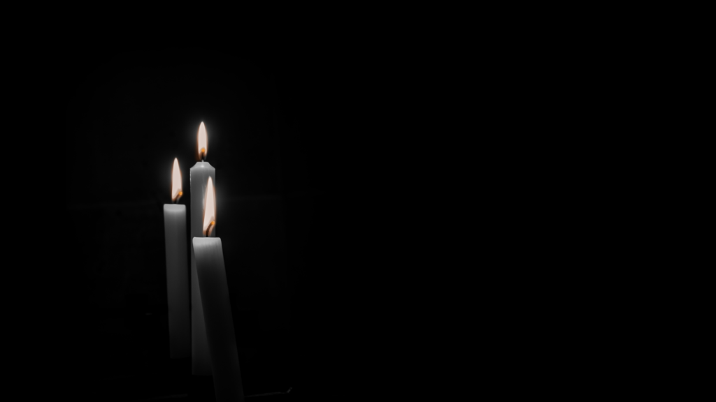Drei Kerzen in der Dunkelheit