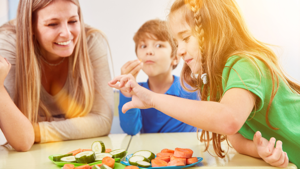 Mutter mit Kindern am Essenstisch