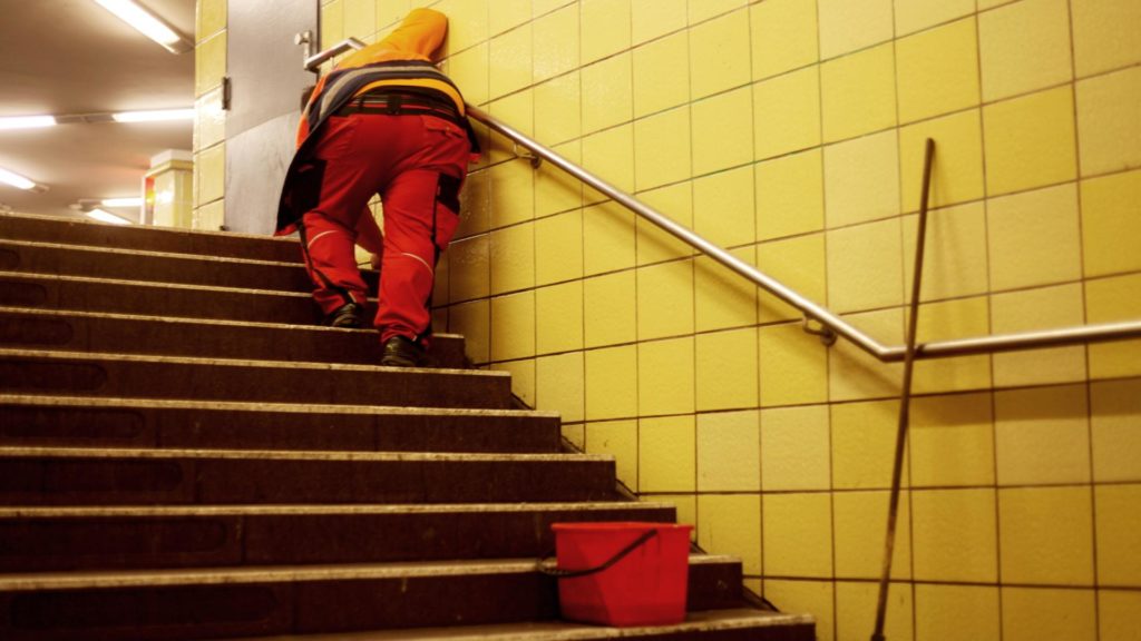 Reinigungskraft in einer U-Bahn-Station (über dts Nachrichtenagentur)
