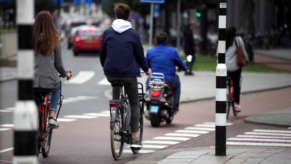 Fahrradfahrer und Rollerfahrer - Bild: über dts Nachrichtenagentur