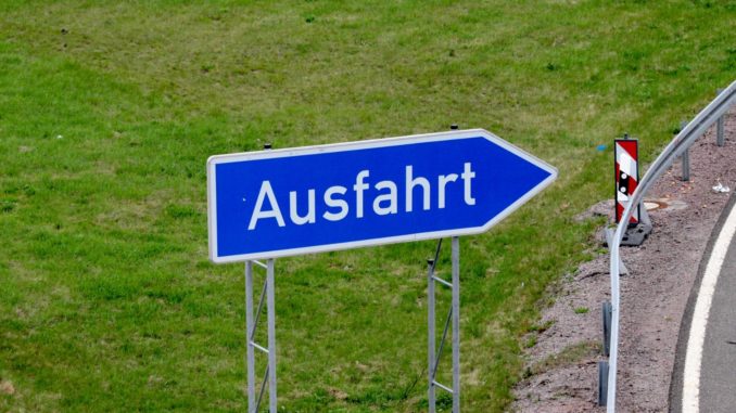 Ausfahrts-Schild an einer Autobahn (über dts Nachrichtenagentur)