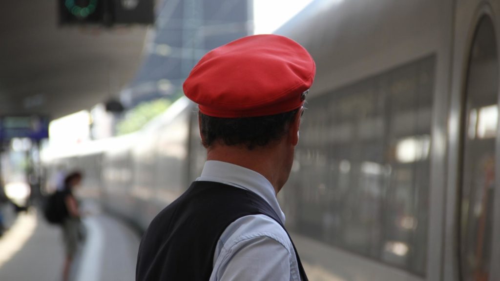 Zugschaffner am Bahnsteig - Bild: über dts Nachrichtenagentur