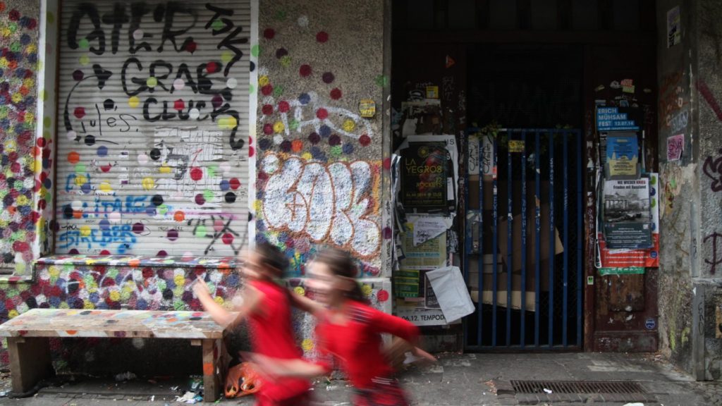 Kinder vor einem unsanierten Haus in Berlin-Neukölln - Bild: über dts Nachrichtenagentur