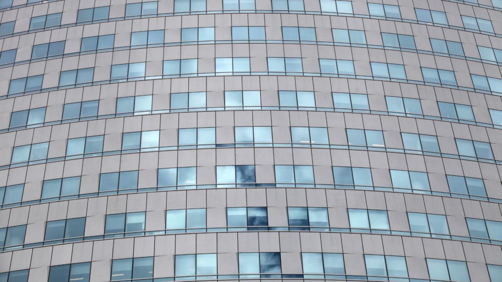 Glasfassade an einem Bürohaus (über dts Nachrichtenagentur)