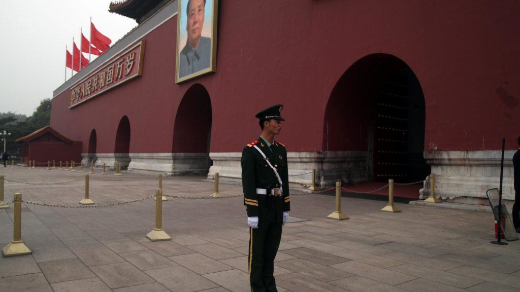 Sicherheitsbeamter vor Tor des Himmlischen Friedens (über dts Nachrichtenagentur)