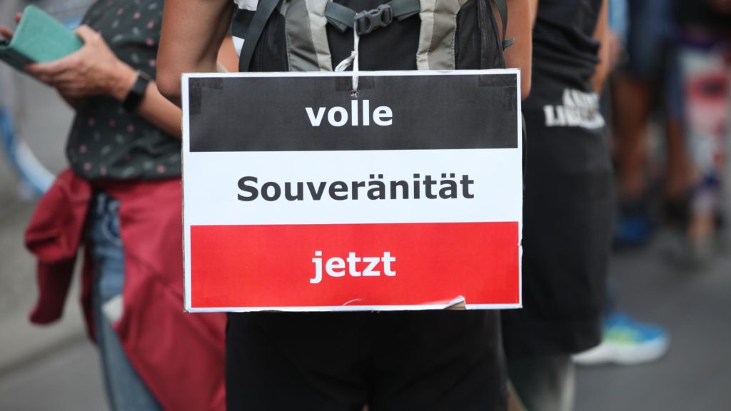 Reichsbürger bei Demo von Corona-Skeptikern (über dts Nachrichtenagentur)