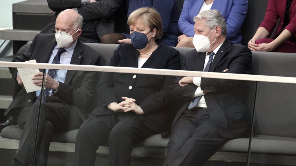 Norbert Lammert, Angela Merkel und Joachim Gauck am 8.12.21 (über dts Nachrichtenagentur)