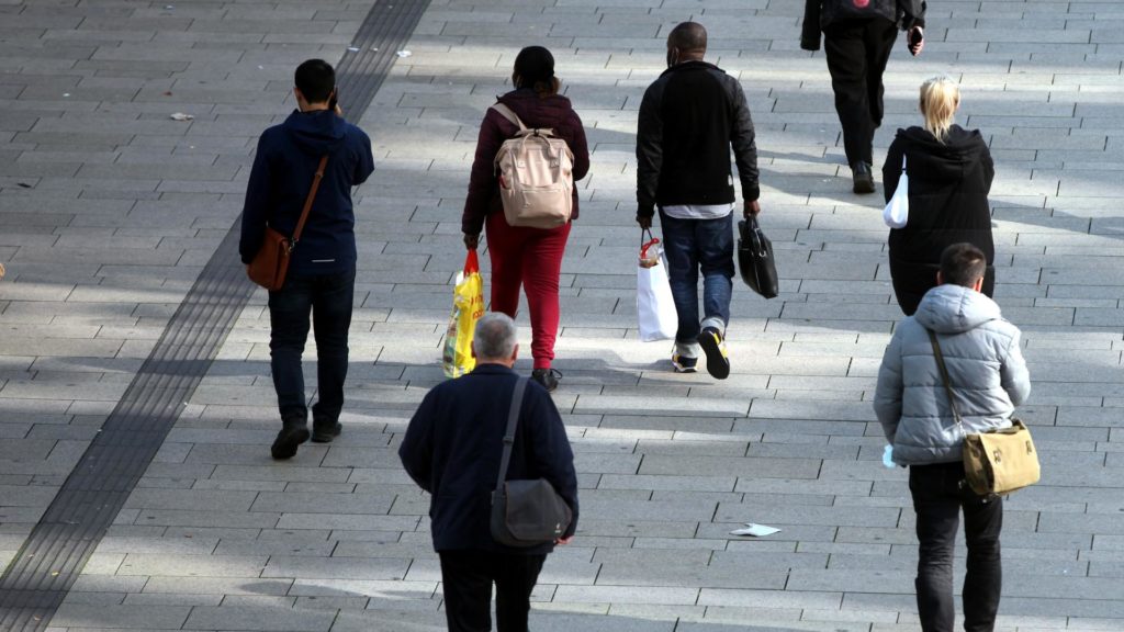 Menschen in einer Fußgängerzone (über dts Nachrichtenagentur)