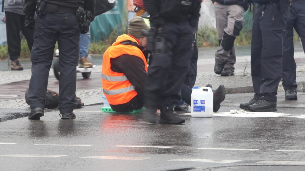 OVG Berlin-Brandenburg: Präventives Klebeverbot bleibt unwirksam