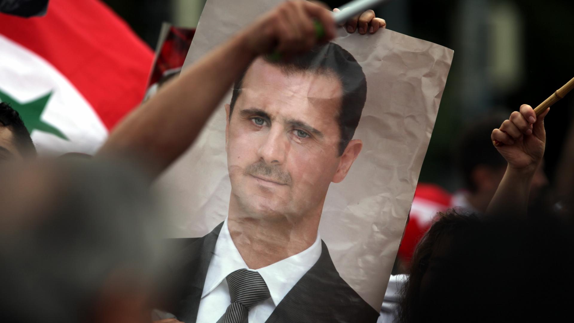 Bild von Baschar al-Assad auf einer Syrien-Demonstration (über dts Nachrichtenagentur)