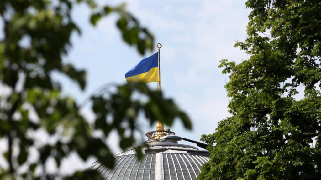 Ukrainische Flagge auf dem Parlament in Kiew (über dts Nachrichtenagentur)