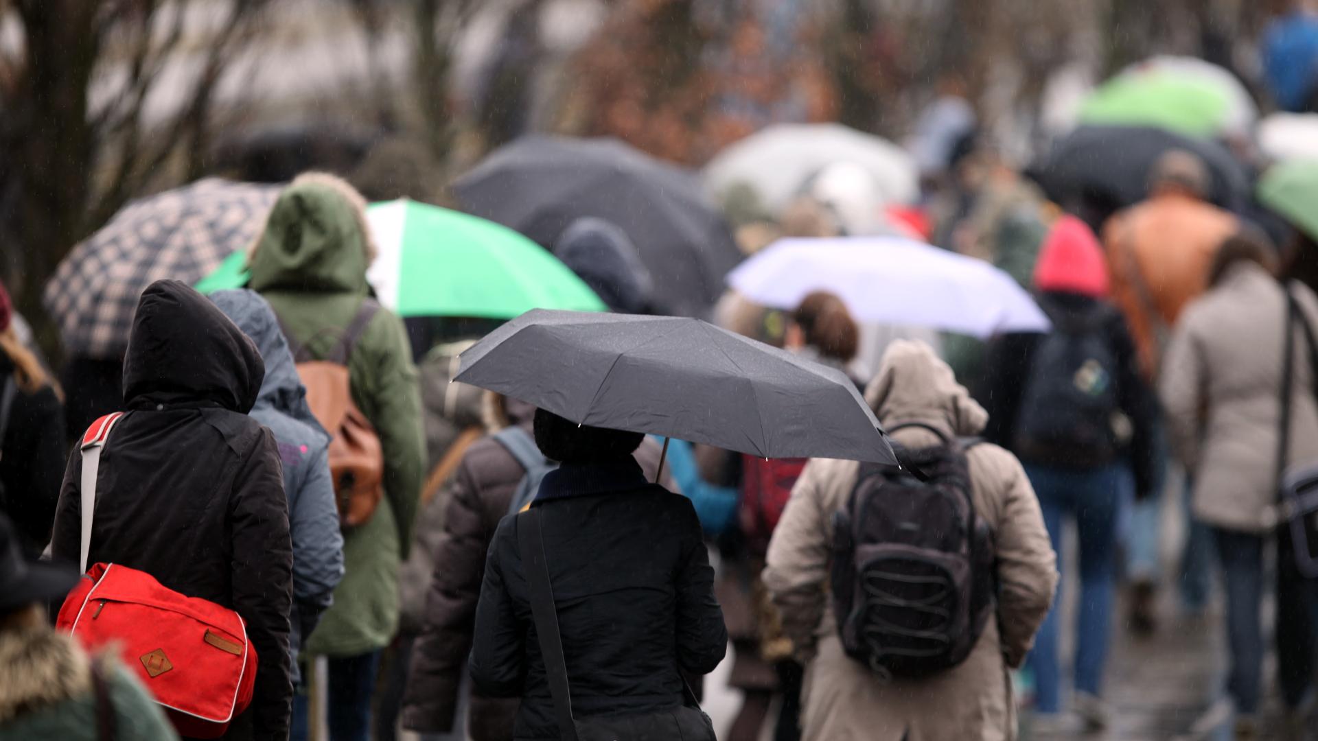 Menschen mit Regenschirm (über dts Nachrichtenagentur)