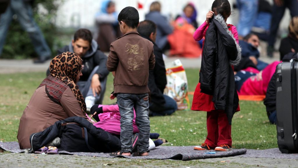 Flüchtlinge an einer Aufnahmestelle (über dts Nachrichtenagentur)