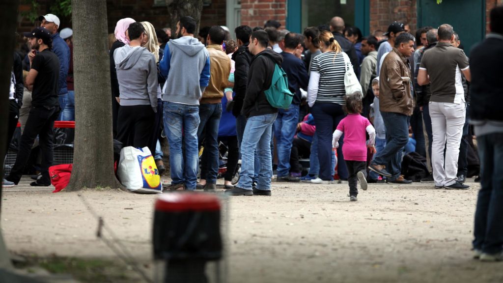 Flüchtlinge an einer Aufnahmestelle (über dts Nachrichtenagentur)
