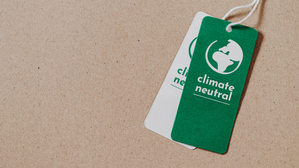 Etikett an einem Kleidungsstück mit Aufschrift: "Klimaneutral"