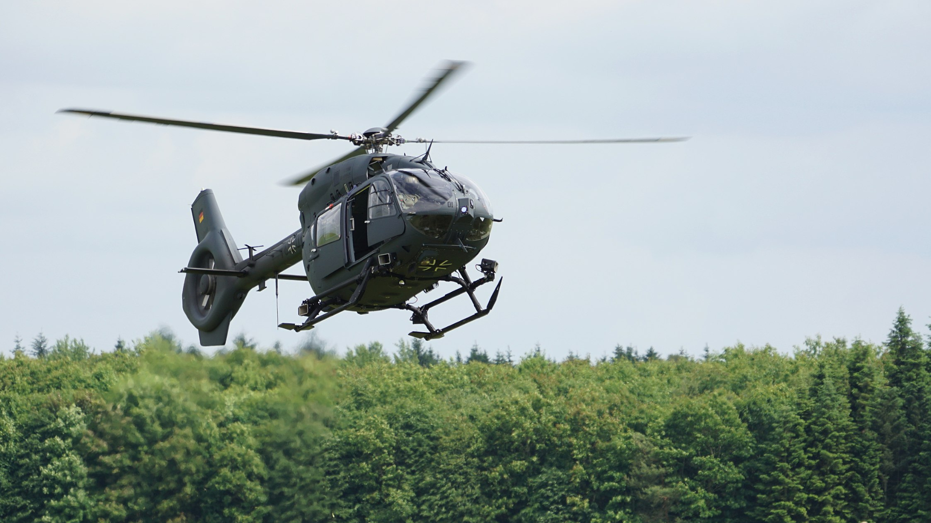 Kampfhubschrauber (über Tim Rademacher, CC BY-SA 4.0, via Wikimedia Commons)