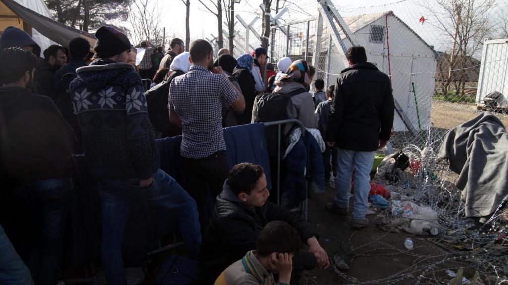 Flüchtlinge auf der Balkanroute vor einer Grenzkontrolle (über dts Nachrichtenagentur)