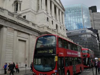 Bank of England hebt Leitzins deutlich an