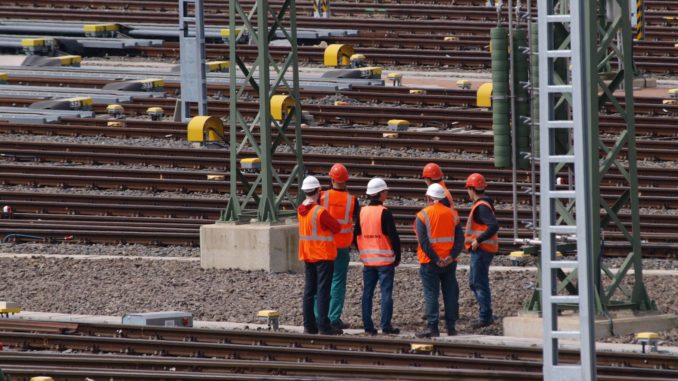 Arbeiter an einer Gleisanlage (über dts Nachrichtenagentur)