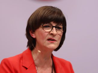 Esken verteidigt Spurwechsel für nicht anerkannte Asylbewerber