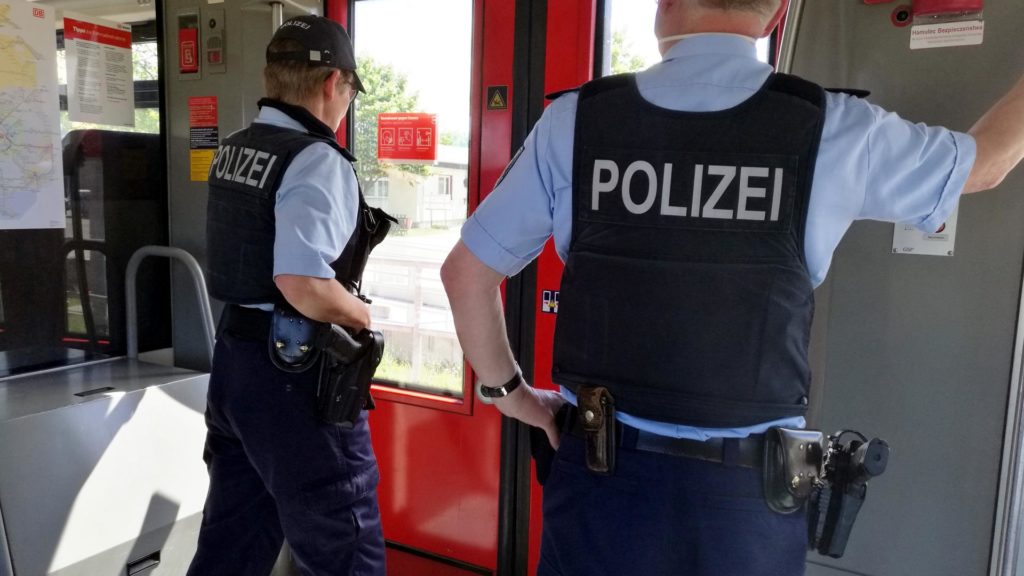 Zwei Polizisten im Zug (über dts Nachrichtenagentur)