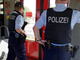 Niedersachsens Innenministerin skeptisch über Messerverbot im Zug