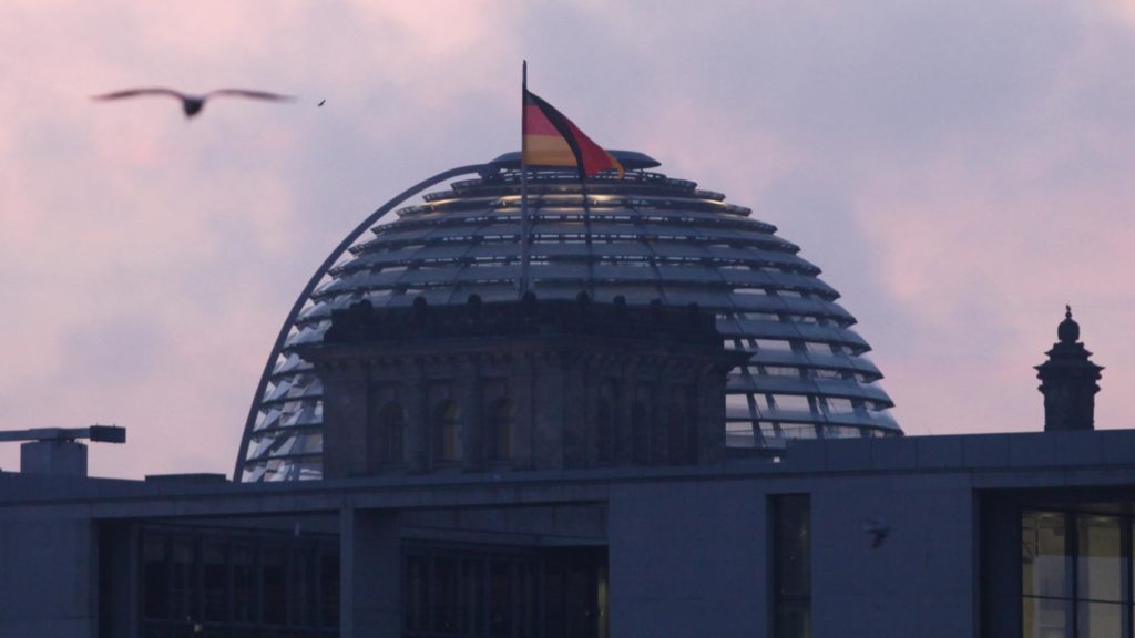 Reichstagskuppel bei Sonnenaufgang (über dts Nachrichtenagentur)