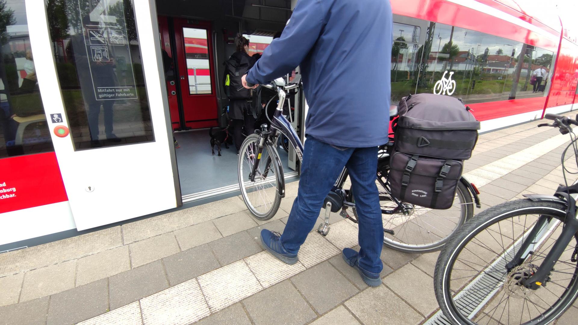 Fahrradmitnahme in einem Regionalzug (über dts Nachrichtenagentur)