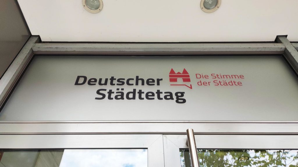 „Es muss damit Schluss sein, dass die Städte jedes Mal wie Bittsteller auftreten müssen“: Städtetag will dauerhafte Unterstützung bei Flüchtlingskosten