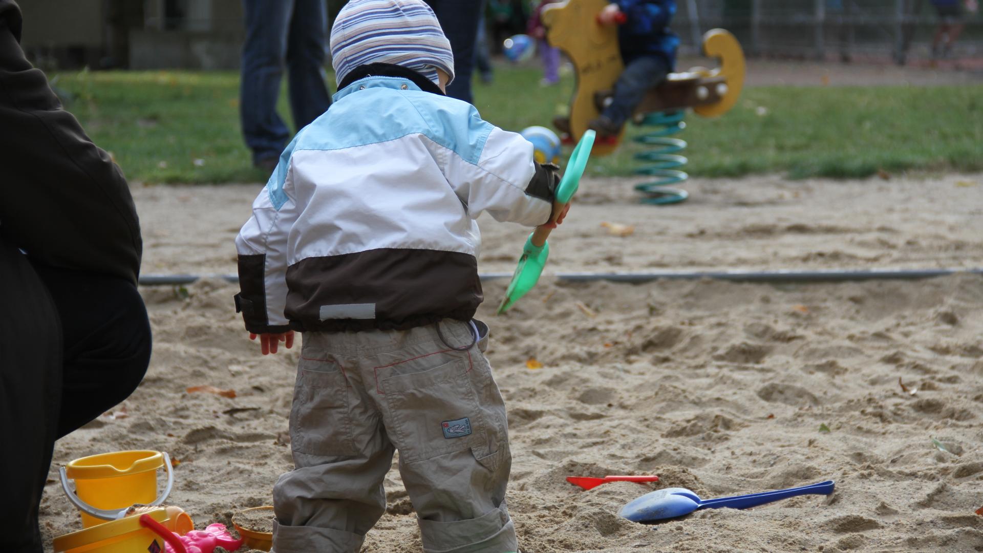 Kleinkind auf Spielplatz (über dts Nachrichtenagentur)