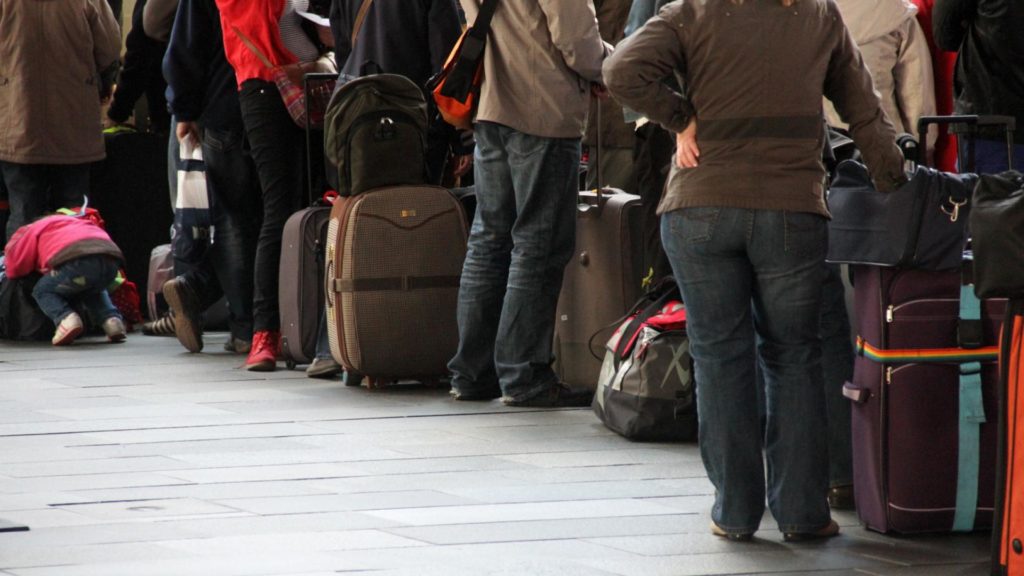 Touristen beim Check-in am Flughafen (über dts Nachrichtenagentur)