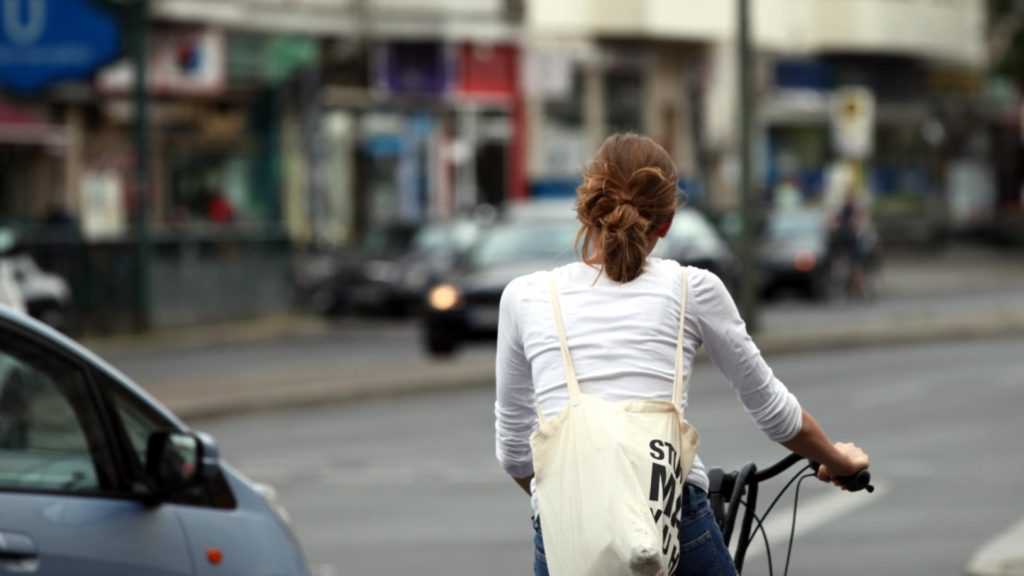 Junge Frau auf Fahrrad im Straßenverkehr (über dts Nachrichtenagentur)