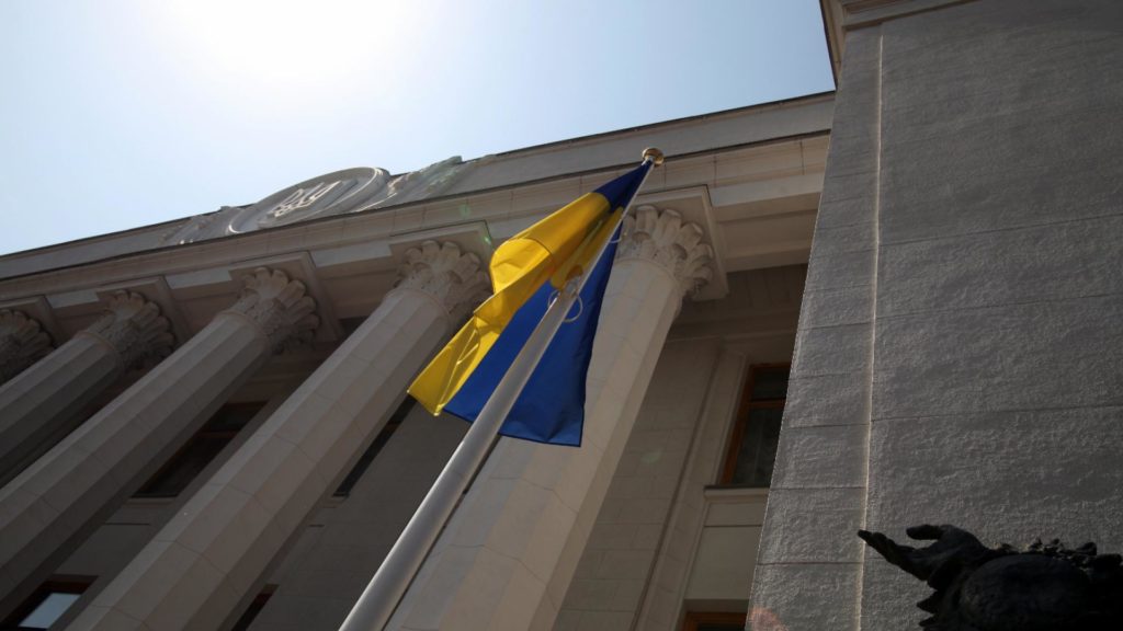 Ukrainische Flagge vor dem Parlament in Kiew (über dts Nachrichtenagentur)