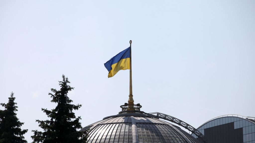 Ukrainische Flagge auf dem Parlament in Kiew (über dts Nachrichtenagentur)