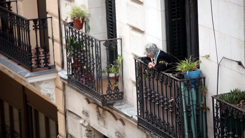 Seniorin schaut von einem Balkon (über dts Nachrichtenagentur)
