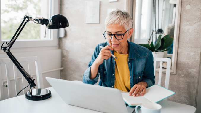 Arbeitende Rentnerin