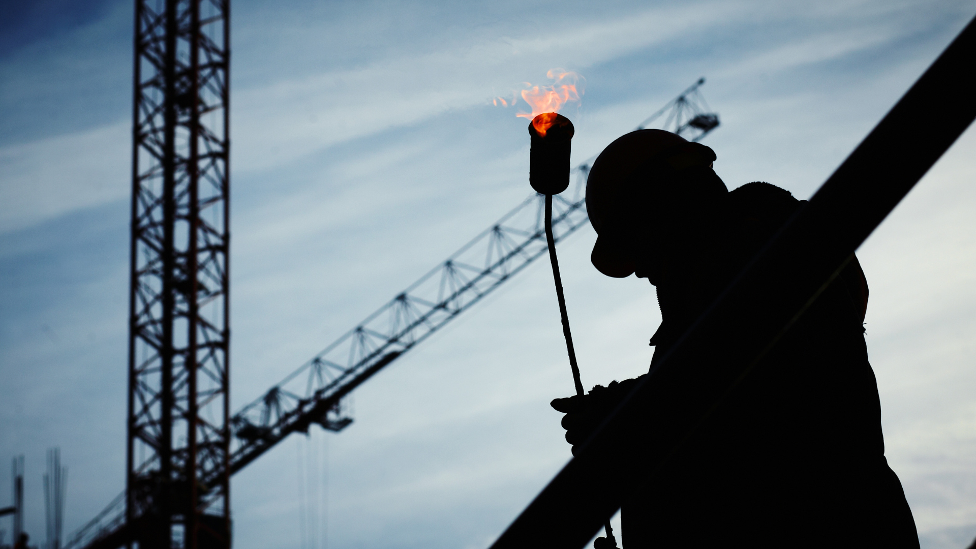 Bauarbeiter mit Flammenwerfer