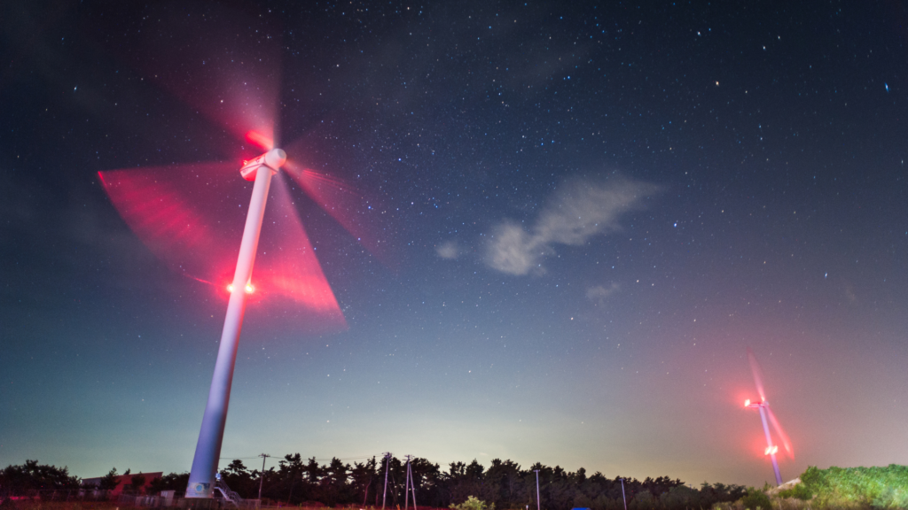 Windkraftanlage bei Nacht (über cozmo news)