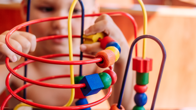 Kind mit Spielzeug (über cozmo news)