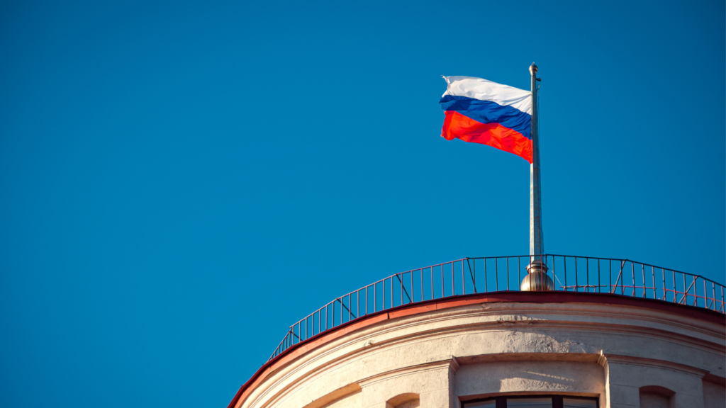 Gebäude mit russischer Flagge (über cozmo news)