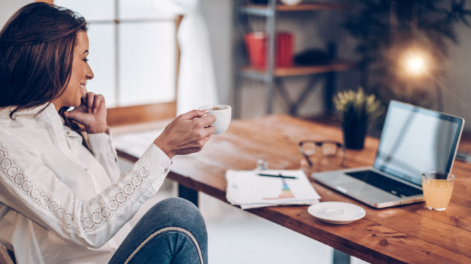Frau die im Homeoffice arbeitet (über cozmo news)