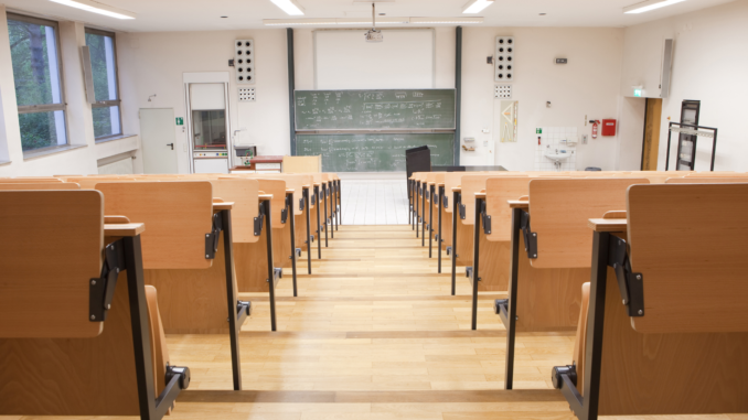 Leerer Vorlesungssaal (über cozmo news)