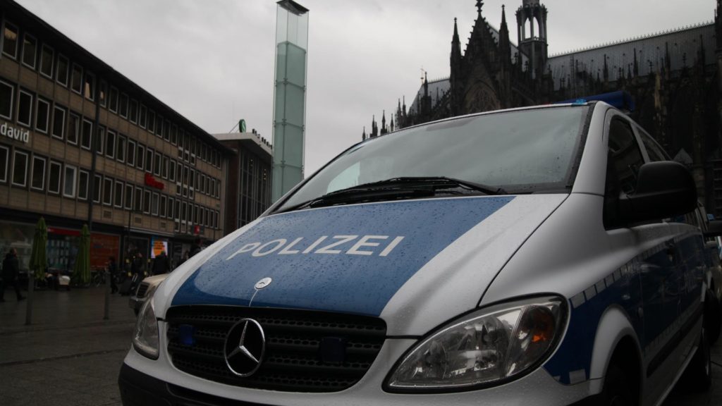 Polizeiauto vor Kölner Dom und Hauptbahnhof (über dts Nachrichtenagentur)